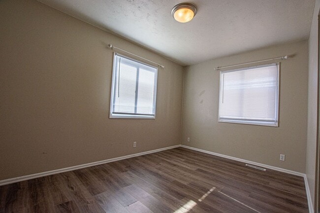 Building Photo - Ranch Style 4 Bedroom / 1.5 Bath Home