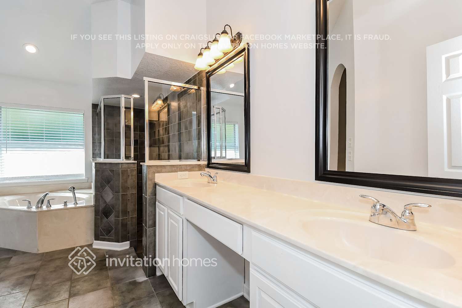 Building Photo - 420 Heather Park Ln