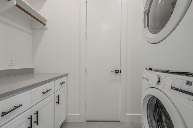 Building Photo - Brand new 4/4.5 Townhome