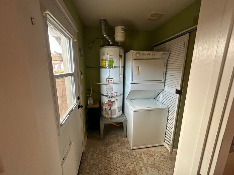 Building Photo - 701 S 59th St