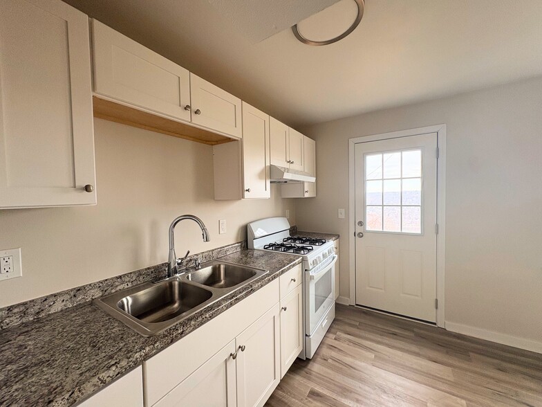 Building Photo - 360 Hemlock Dr
