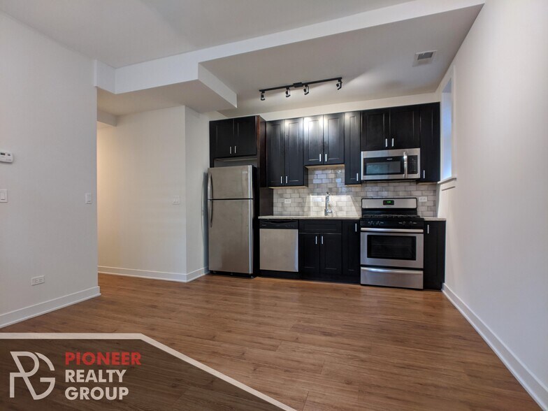 Building Photo - 2203 W Eastwood Ave