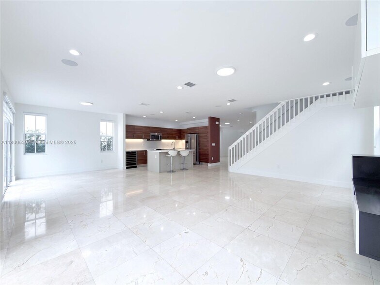 Building Photo - 10423 NW 70th Ln