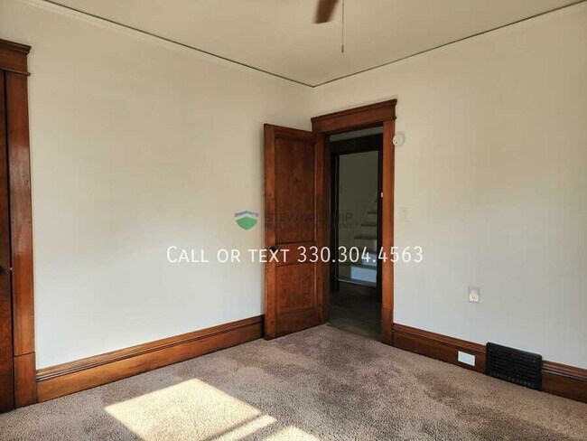 Building Photo - 687 Allyn St