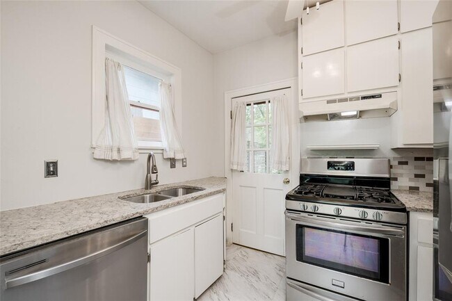 Building Photo - 1623 Palma Plaza