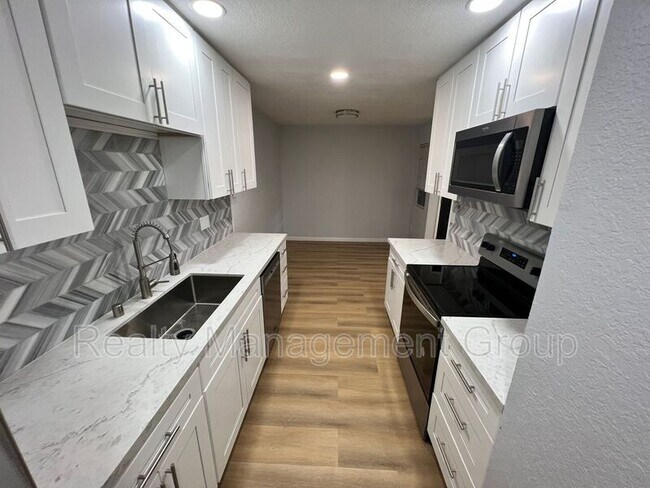 Building Photo - 1013 S Sunshine Ave