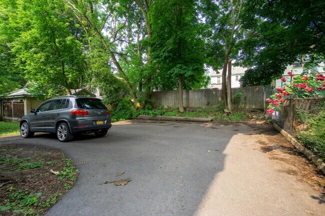 Building Photo - Spacious 3 Bedroom With Beautiful Front Po...