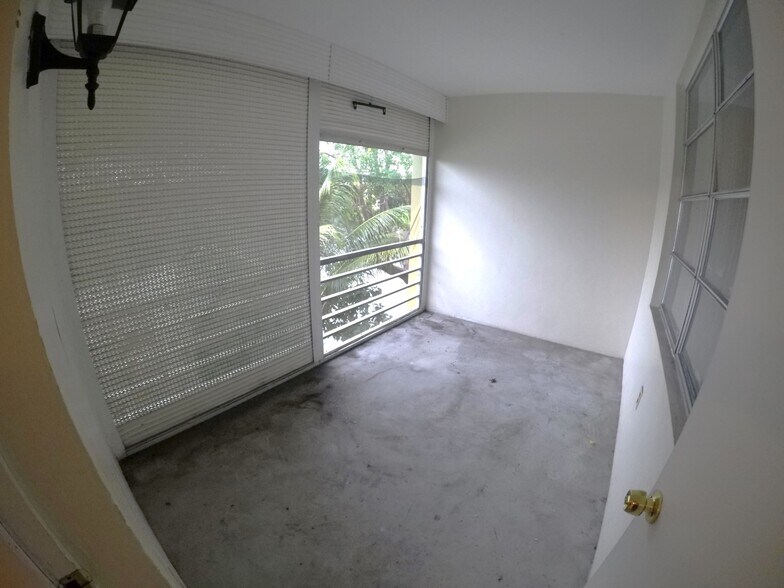 Open balcony - 5335 NW 10th Ct