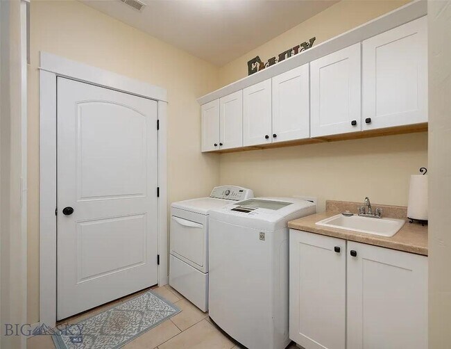 Building Photo - 2418 Lasso Ave