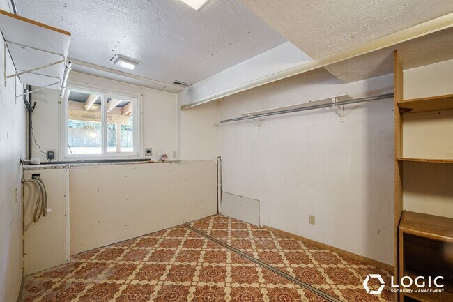 Building Photo - 844 E 2800 N