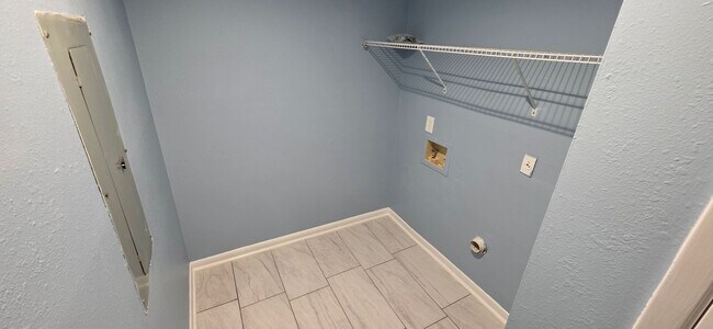 Building Photo - Here is your 3bed/3bath home on the water!