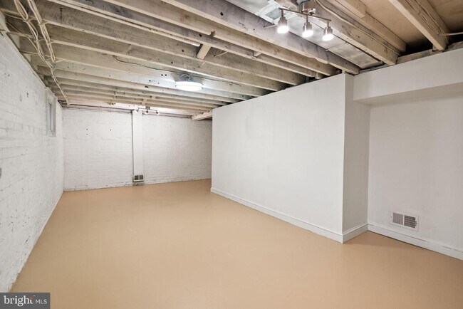 Building Photo - 10512 Warfield St