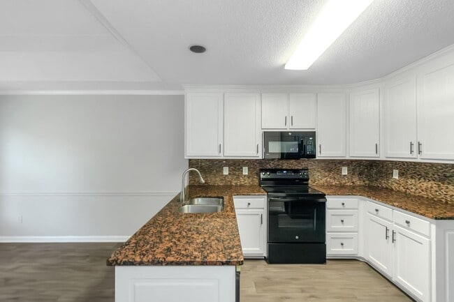 Building Photo - Don’t Miss This Beautiful 4BR/2BA Home wit...