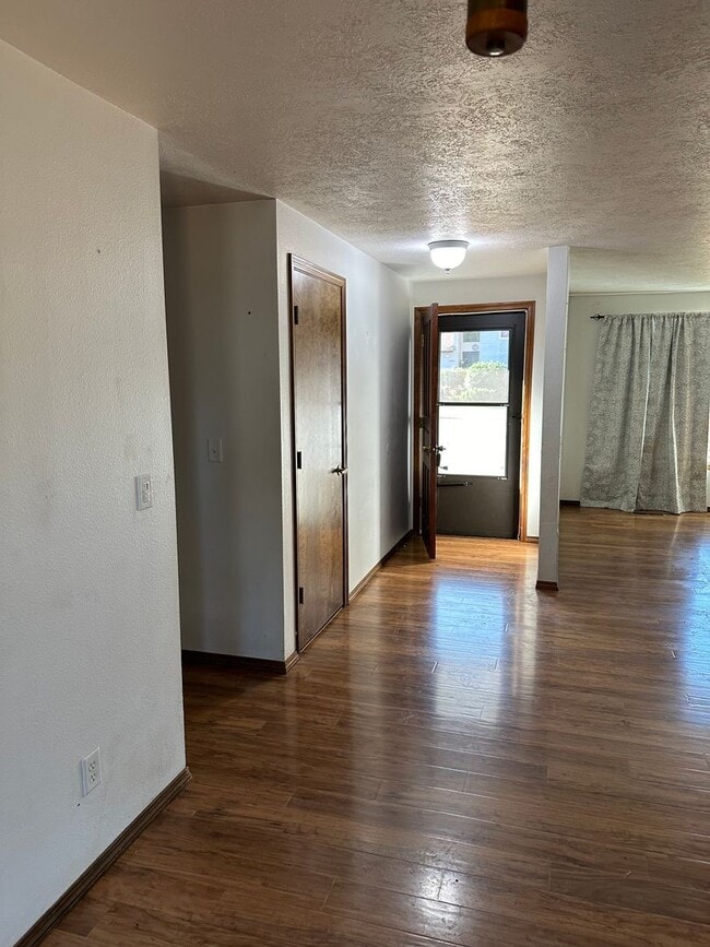 Building Photo - 3-bedroom 2 bath House