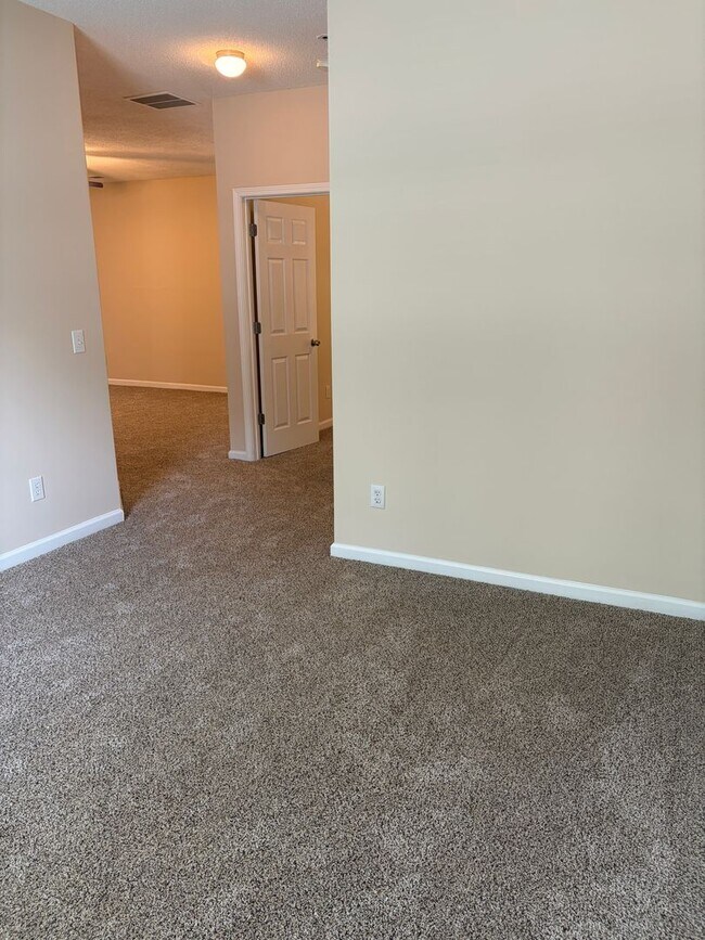 Building Photo - Large Home in Established Neighborhood