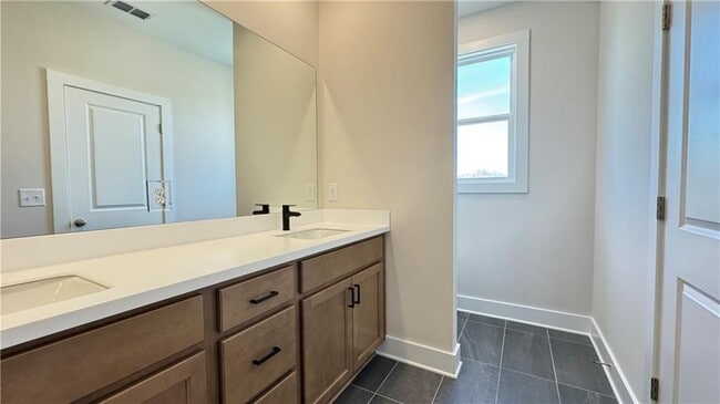 Building Photo - 2678 Evers Dr NE