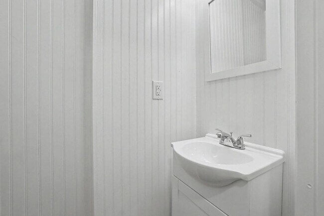 Building Photo - Step into this beautifully remodeled 3-bedroom, 2-bathroom home offering modern upgrades and comf...