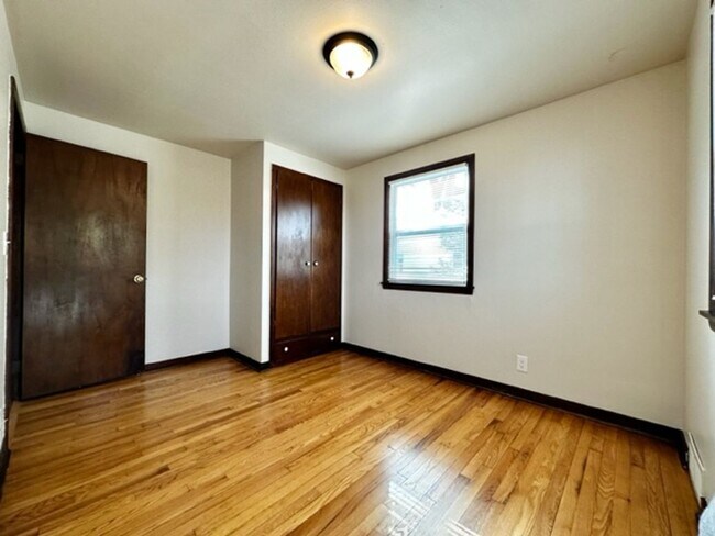 Building Photo - Charming 3 Bedroom 1 Bath Single Family Home