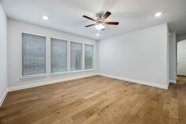 Building Photo - 2037 Almassera Dr