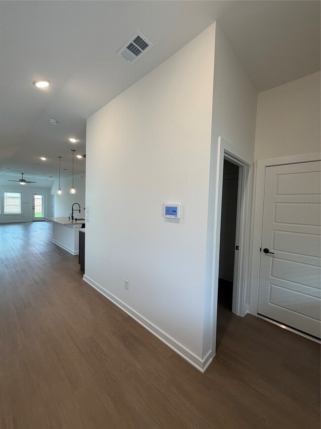 Building Photo - 8123 Kay Hbr Dr