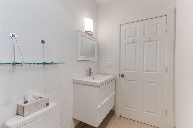 Building Photo - 623 NE 8th Ave