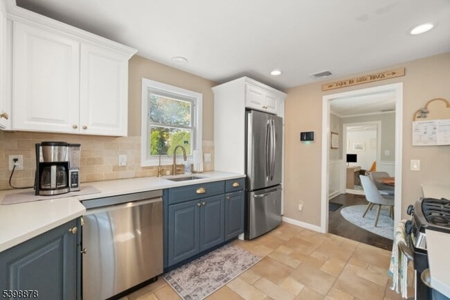 Building Photo - 24 E Harrison Pl