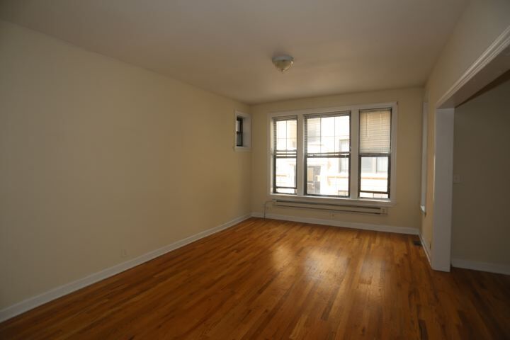 Building Photo - 714 W Barry Ave