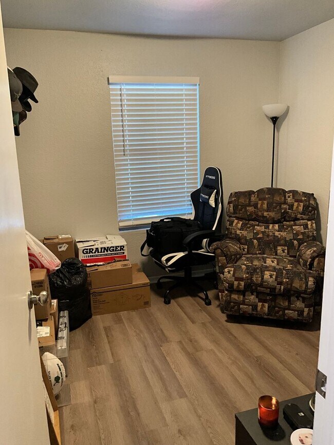 Building Photo - Renovated 3 Bedroom/ 1.5 Bath in Great Neiborhood