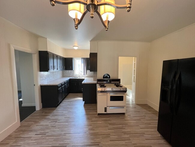 Building Photo - 471 Central St