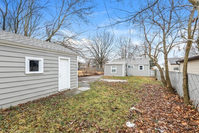 Building Photo - 2221 Cadie Ave