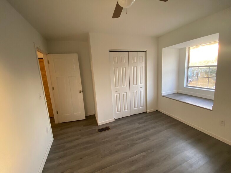 Building Photo - 1004 Kurze Ave