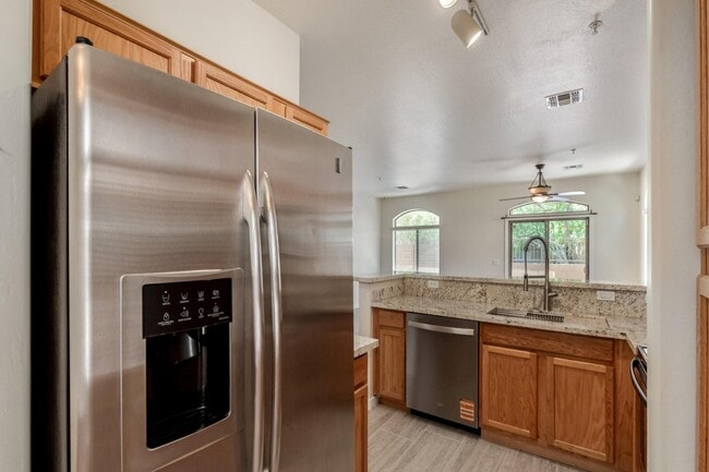 Building Photo - 2250 E Deer Valley Dr
