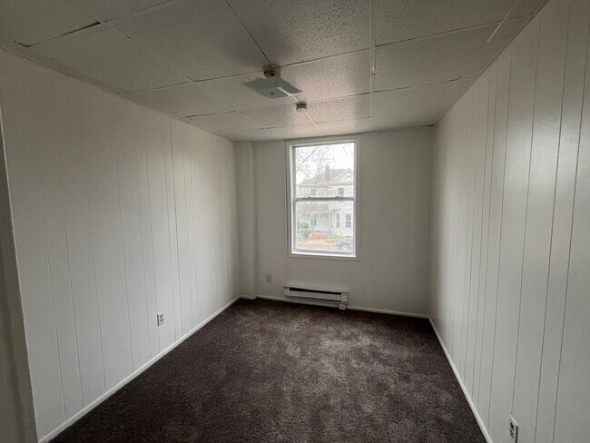 Building Photo - 1028 E 5th St