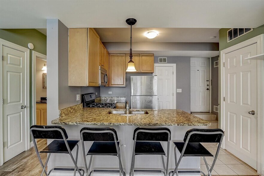Kitchen - 4966 N Spaulding Ave