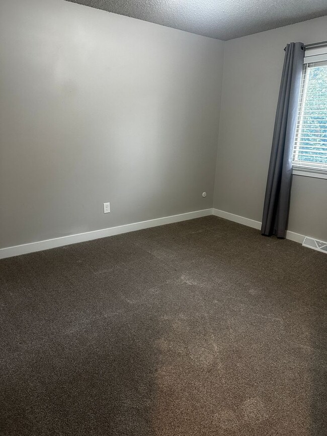 Building Photo - Stunning 3 bedroom AVAILABLE NOW!