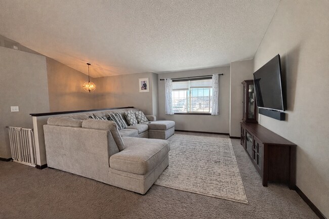 Building Photo - Beautiful 3bed 2bath Including a Master Suite