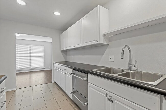 Building Photo - 6024 Westridge Ln