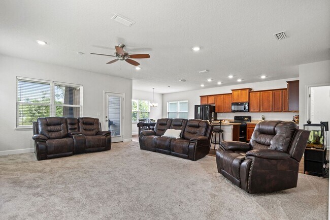 Building Photo - Stunning single-family 4bed/2.5 bath home