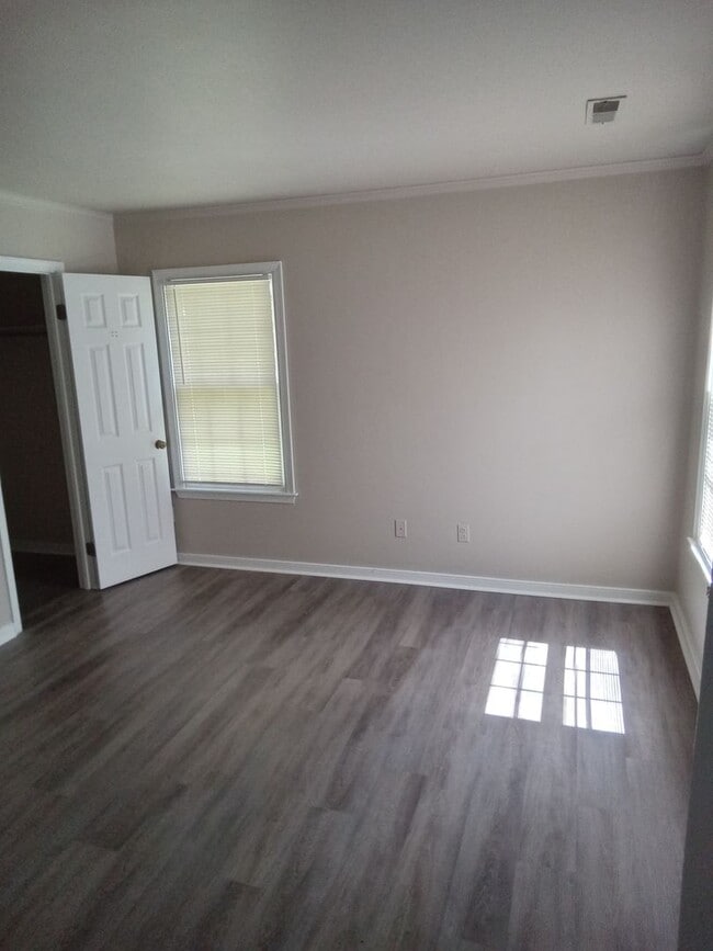 Building Photo - Super Cute END UNIT townhome located close...