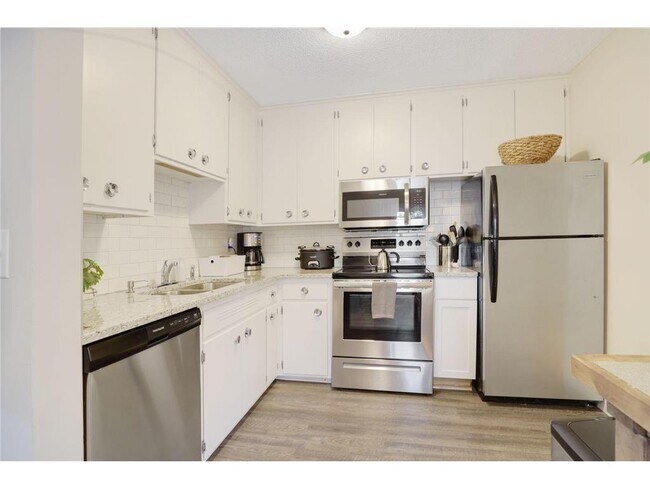 Building Photo - 4000 Mavelle Dr