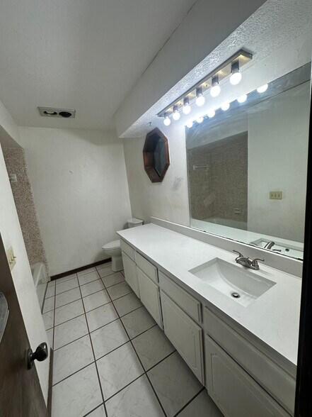 Guest bathroom - 6107 Gaelic Glen Dr