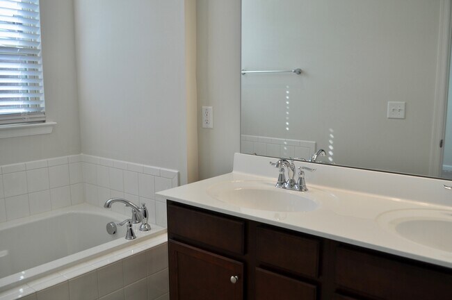 Building Photo - Beaver Creek Commons 3 Bed | 3.5 Bath Town...