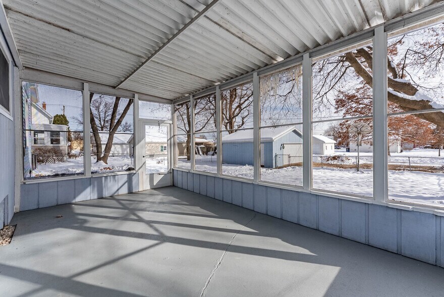 Building Photo - 125 S Main St