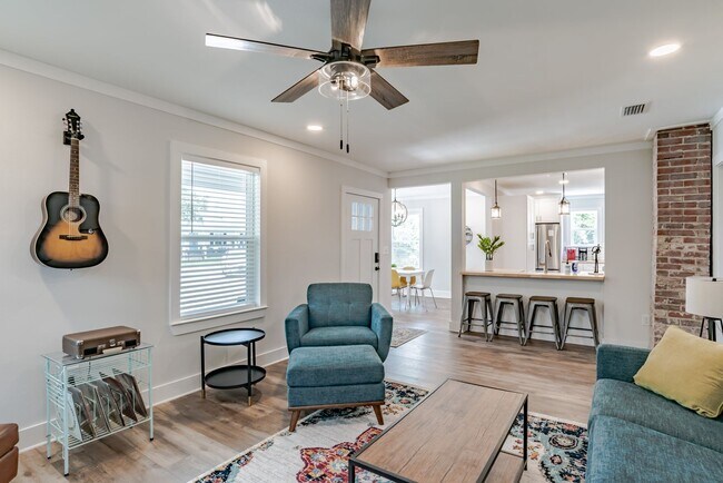 Building Photo - Stylish 3 Bedroom Bungalow near NAS and Be...