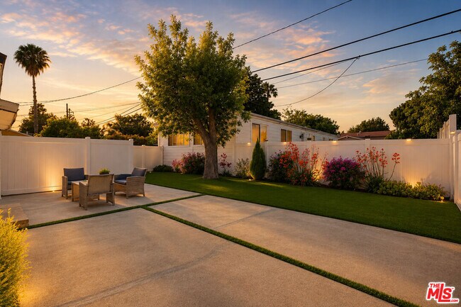 Building Photo - 6033 Fallbrook Ave