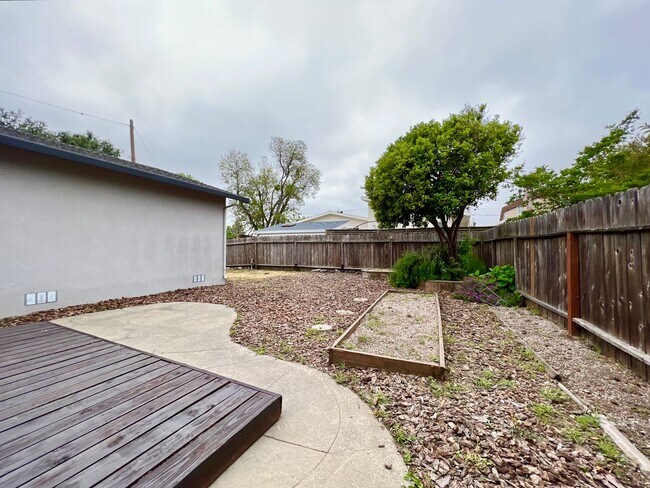 Building Photo - TENTATIVELY RENTED 3 Bedroom 2 Bathroom Na...
