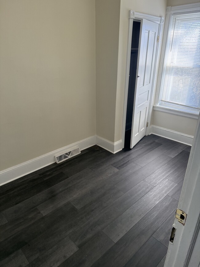 Building Photo - 187 E 18th St