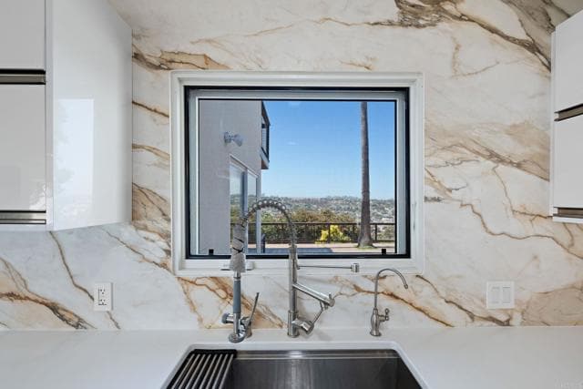 Building Photo - 2440 Dunstan St