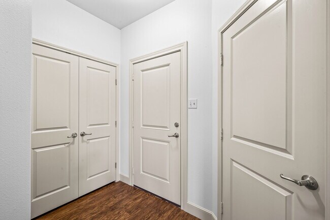 Building Photo - Beautifully Updated 3-Bed, 2-Bath, 2-Car Garage Duplex in Prime Lubbock Location!