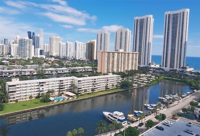 Building Photo - 500 Bayview Dr